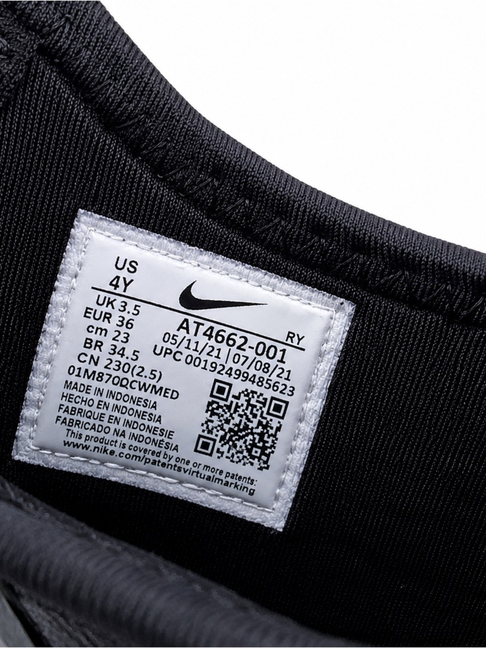 NEW Nike Flex Runner Boys Size 4 Black/White – Never Worn with Box - Picture 4 of 4